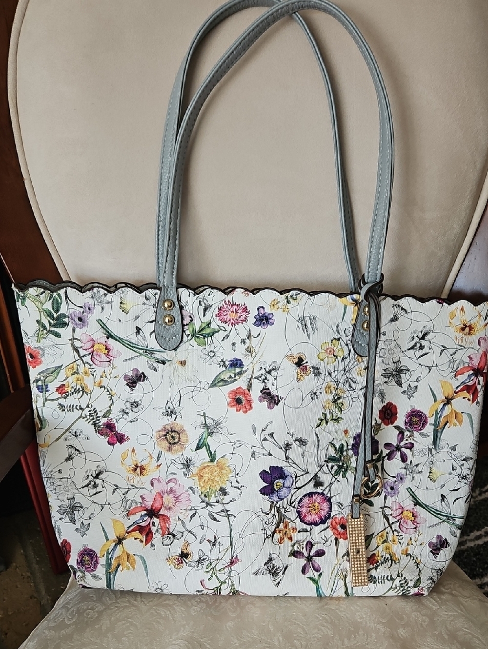 Floral Scalloped Zippered Tote Bag in White with Grey Handles